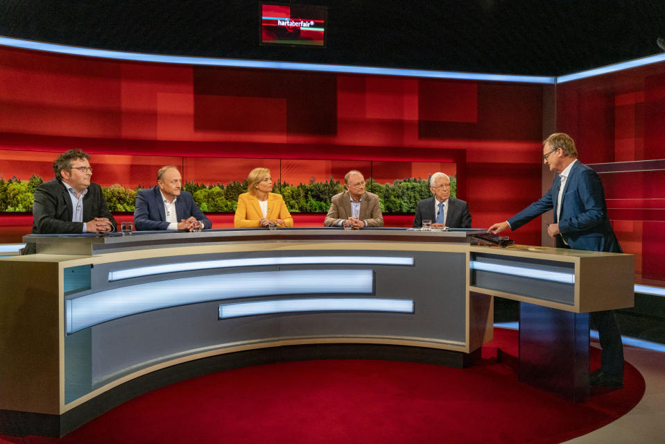 Frank Plasberg beim Faktencheck zum Thema: "Dürre Felder, brennende Wälder - ist das noch Wetter oder schon unsere Zukunft ?" (Bild: WDR/Max Kohr)