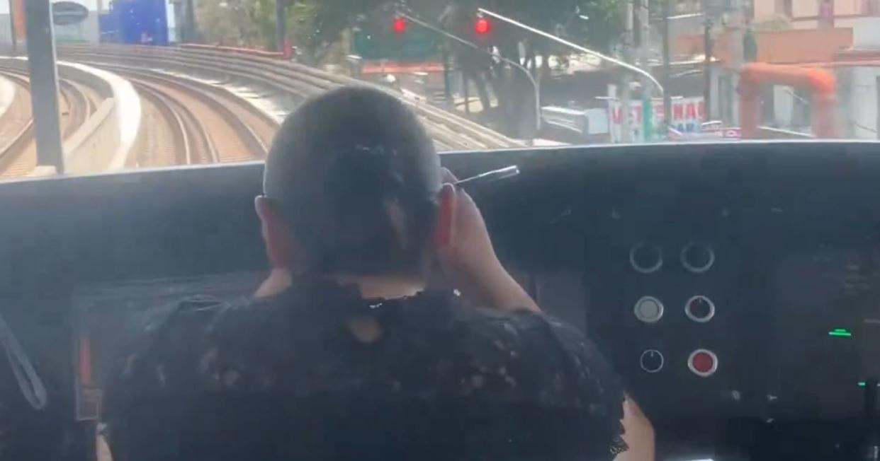 Captan a conductora de la Línea 12 del Metro maquillándose mientras trabaja. Foto: Captura de video X vía @RuidoEnLaRed