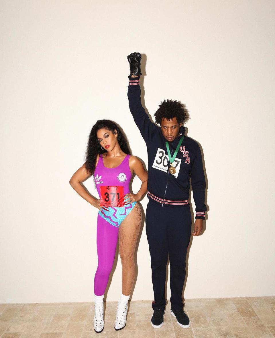 <p>Cette année, Beyoncé s’est déguisée en Florence Griffith-Joyner. Quant à Jay-Z, il est apparu en Tommie Smith. Ce dernier était un athlète américain, resté célèbre pour son poing levé sur le podium du 200 mètres des Jeux Olympiques de Mexico en 1968, en protestation contre les discriminations faites aux Noirs aux États-Unis. Crédit photo : Instagram beyonce </p>