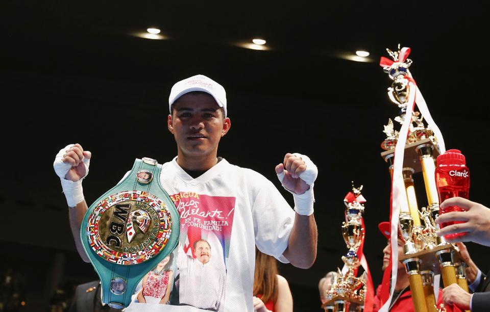 Roman Gonzalez of Nicaragua poses for pictures after he defended his title against Rocky Fuentes of the Philippines (not pictured) during their WBC boxing flyweight title bout in Tokyo November 22, 2014.  REUTERS/Thomas Peter (JAPAN - Tags: SPORT BOXING)