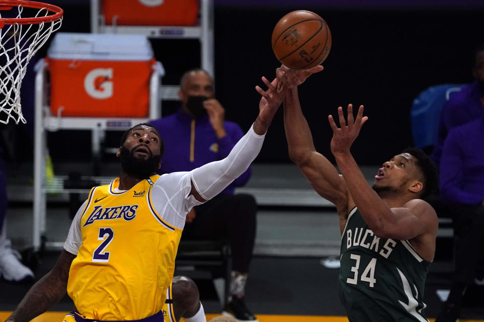 Andre Drummond (2) played just 14 minutes in his Lakers debut against Giannis Antetokounmpo (34) and the Bucks.