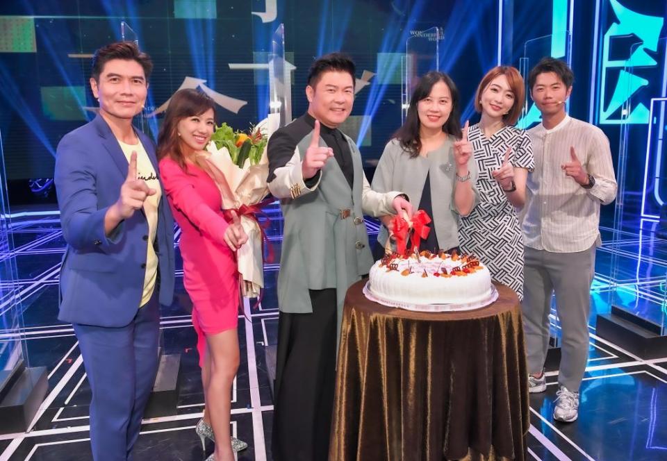 《一字千金》刷新公視益智節目收視紀錄，總經理徐秋華28日特別送上蛋糕。