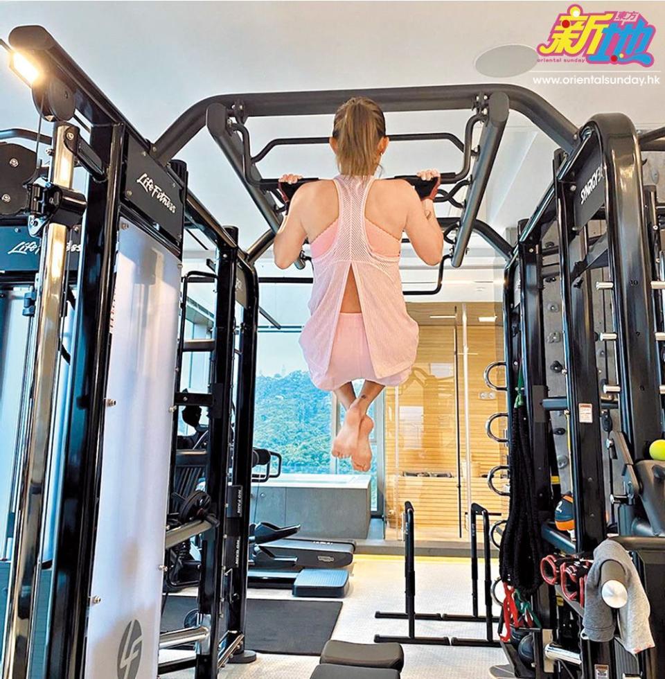 Heidi的私人健身室有齊多種健身器械，規模好比專業健身室，裡面更有一間望住海景的桑拿房，非常豪華。