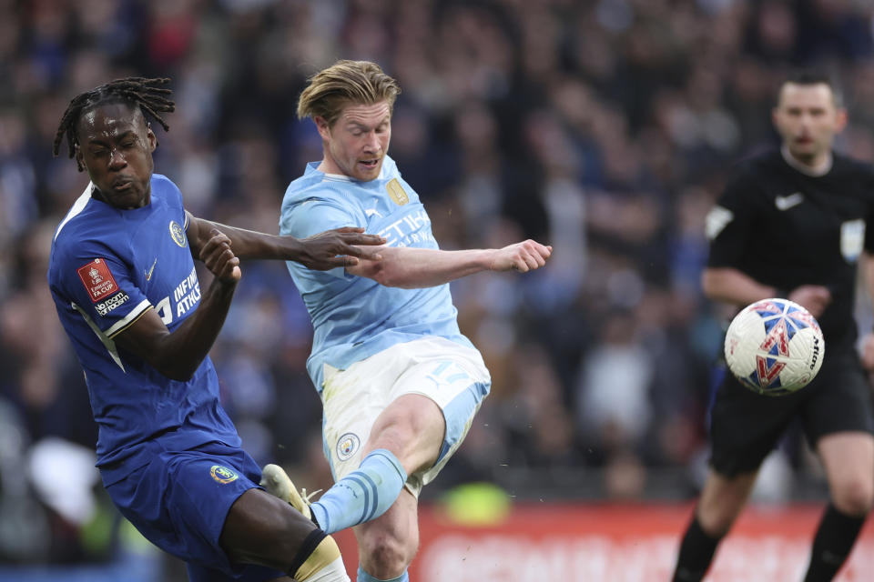 Manchester City's Kevin De Bruyne is challenged by Chelsea's Trevoh Chalobah, left, during the English FA Cup semifinal soccer match between Manchester City and Chelsea at Wembley stadium in London, Saturday, April 20, 2024. (AP Photo/Ian Walton)