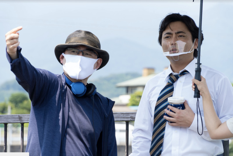 《AV帝王 第2季》受疫情影響去年8月才出外景，導演武正晴（左）全程戴口罩，山田孝之在拍攝前也以面罩阻飛沫。（Netflix提供）