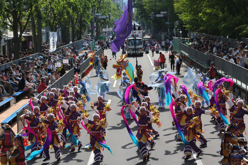 台灣學生參加北海道索朗祭 舞姿曼妙添國際色彩 台南應用科技大學舞蹈系師生組成台灣隊參加在日本 北海道札幌市舉辦的YOSAKOI SORAN（索朗祭）活 動。這次是該校第5度參加，適逢龍年，帶來「龍來 台灣」舞蹈，具有希望日本民眾多到台灣觀光之意。 中央社記者楊明珠札幌攝  113年6月8日 