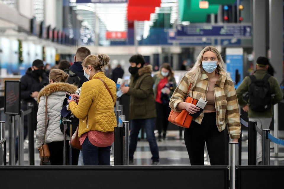 Travelers arrive at O'Hare International Airport ahead of the Thanksgiving holiday during the coronavirus disease (COVID-19) pandemic, in Chicago, Illinois, U.S. November 25, 2020. REUTERS/Kamil Krzaczynski