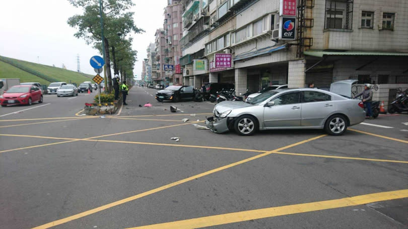 事故現場2車均毀損嚴重。