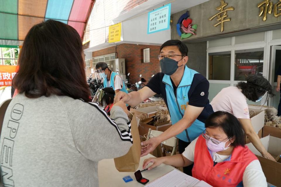 鹿港鎮長許志宏（中）昨配合轉發低收入戶及中低收入戶的快篩試劑給貧黎使用。（記者何國榮攝）