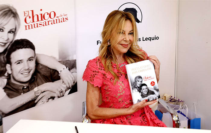 Ana Obregón con el libro El chico de las musarañas