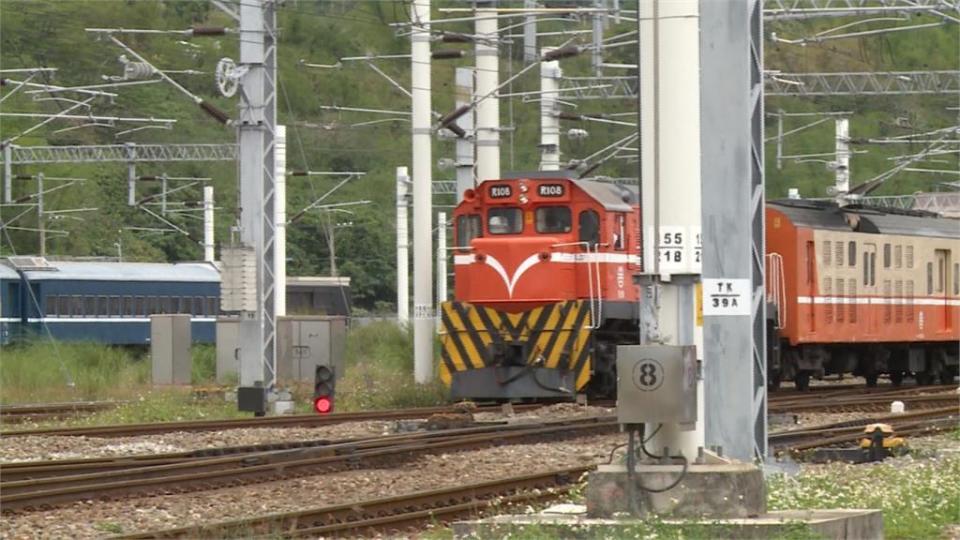 與確診官兵同健身房！台鐵車長一採陰後發燒、疑似肺浸潤