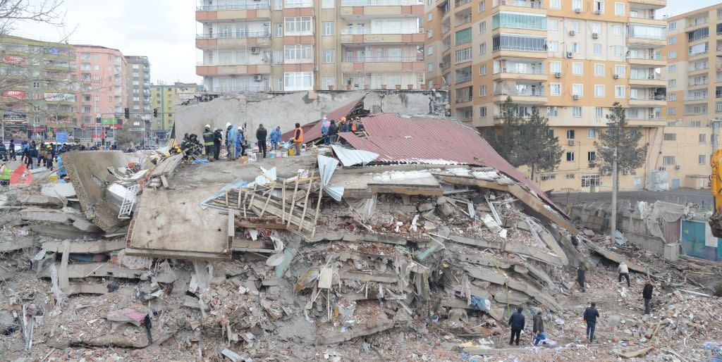 rescue workers and volunteers conduct search and rescue operations in the rubble of a collasped building, in diyarbakir on february 6, 2023, after a 78 magnitude earthquake struck the countrys south east the combined death toll has risen to over 1,900 for turkey and syria after the regions strongest quake in nearly a century turkeys emergency services said at least 1,121 people died in the earthquake, with another 783 confirmed fatalities in syria photo by ilyas akengin afp photo by ilyas akenginafp via getty images