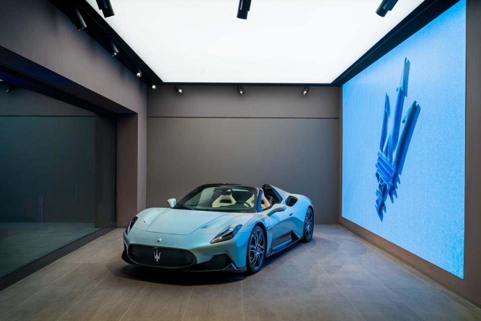 02Maseratinewglobalstoreconcept_interiorwindowinstallationwithMC20Cielo.jpg