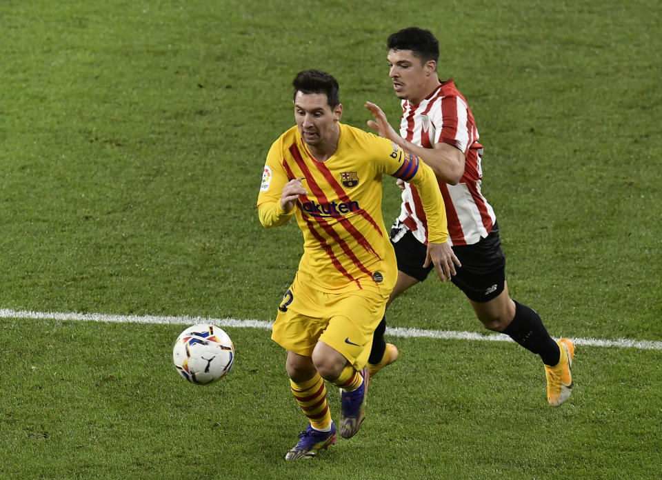 Lionel Messi del Barcelona avanza con el balón durante la victoria 3-2 ante el Athletic Bilbao en el partido por La Liga española, en Bilbao, el miércoles 6 de enero de 2021. (AP Foto/Álvaro Barrientos)