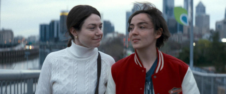 Marinette Pichon (Garance Millier) et sa mère (Emilie Dequenne) à leur arrivée aux États-Unis.