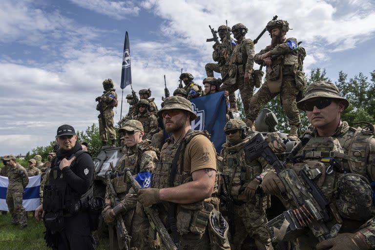 Combatientes rebeldes de los grupos rusos, cerca de la frontera con Rusia. (AP/Evgeniy Maloletka)
