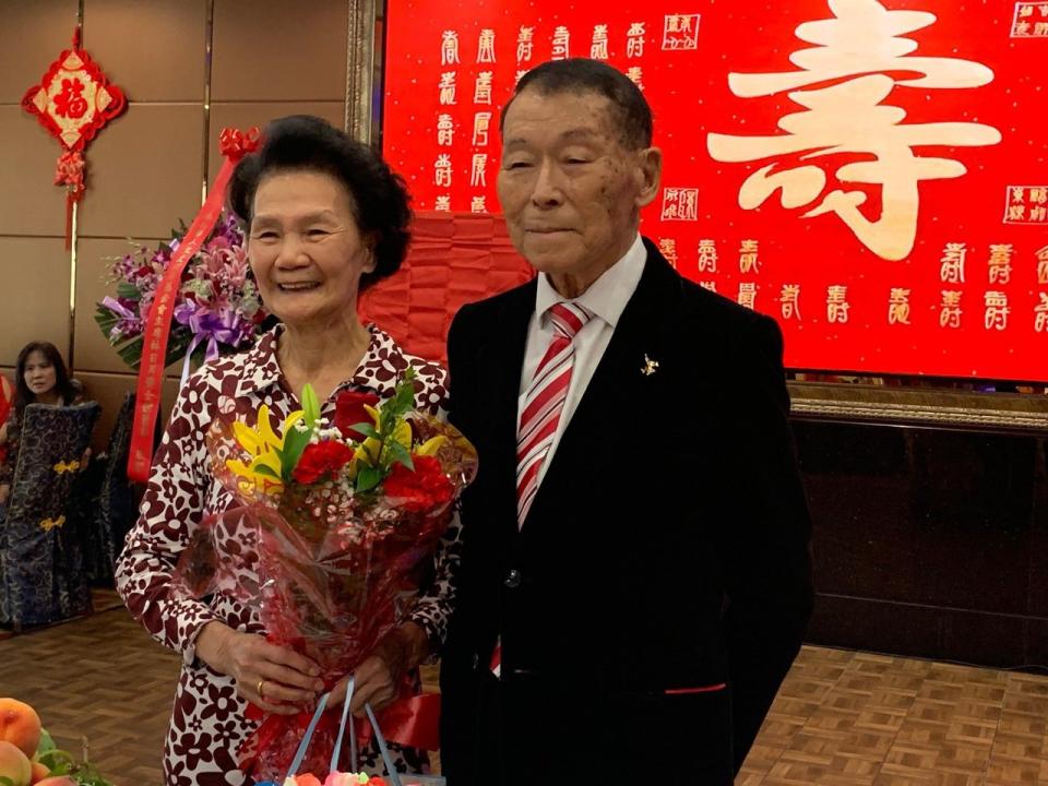 今年90歲的周愚（右）身體依然硬朗，身板筆直，他與夫人富美結婚61年。（記者張宏／攝影）