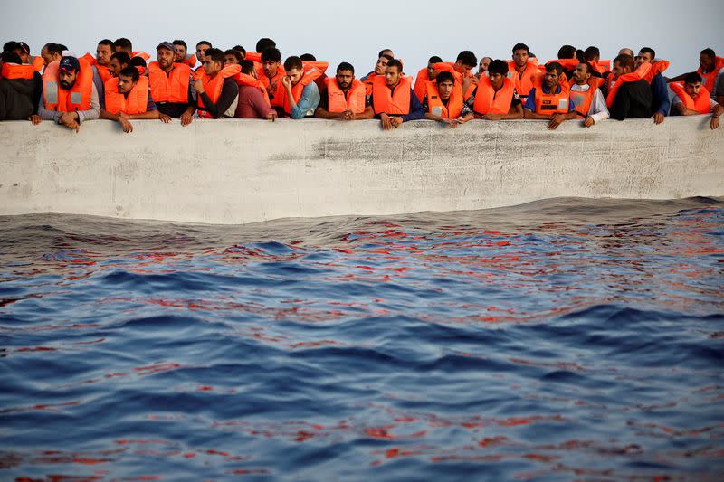 Migrantes esperan en una embarcación durante una operación de búsqueda y rescate (SAR) de la ONG Proactiva Open Arms Uno en el mar Mediterráneo central