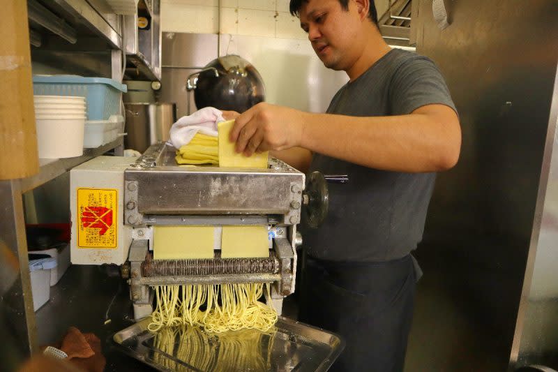 jeong's jjajang - making of noodles