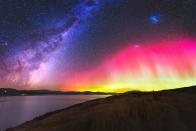 <p>Die Farbenpracht ist überwältigend, wenn sich der Himmel hier in Zwei zu teilen scheint. (Foto: Caters News Agency) </p>