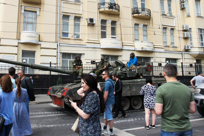 Membrii grupului Wagner stau deasupra unui tanc pe o stradă din Rostov-pe-Don, Rusia (Stringer / AFP via Getty Images)