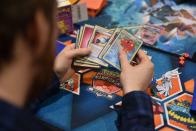 <p>Prima di Pokémon Go, milioni di fan in tutto il mondo collezionavano carte. Oggi, una carta olografica di Charizard, prima edizione 1999, può essere venduta per oltre $ 5.000 (€ 4046) online, quasi 250 volte il prezzo originale. Se possiedi un set di carte di prima edizione, puoi venderle su eBay per un importo compreso tra $ 4.600 e $ 8.700 (€ 3.722- € 7.040). (Getty) </p>