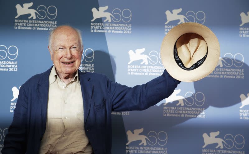 Foto de archivo de Peter Brook posando entes del estreno de "The Tightrope" en el Festival de Venecia