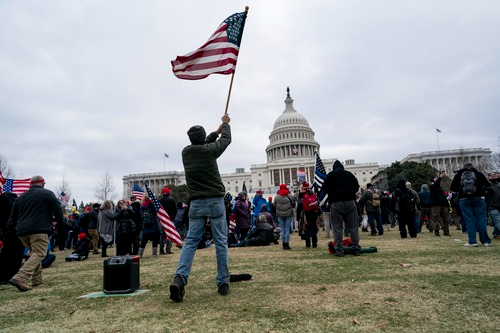 川粉聚集在美國國會大廈前示威抗議。   圖 : 翻攝自新華網