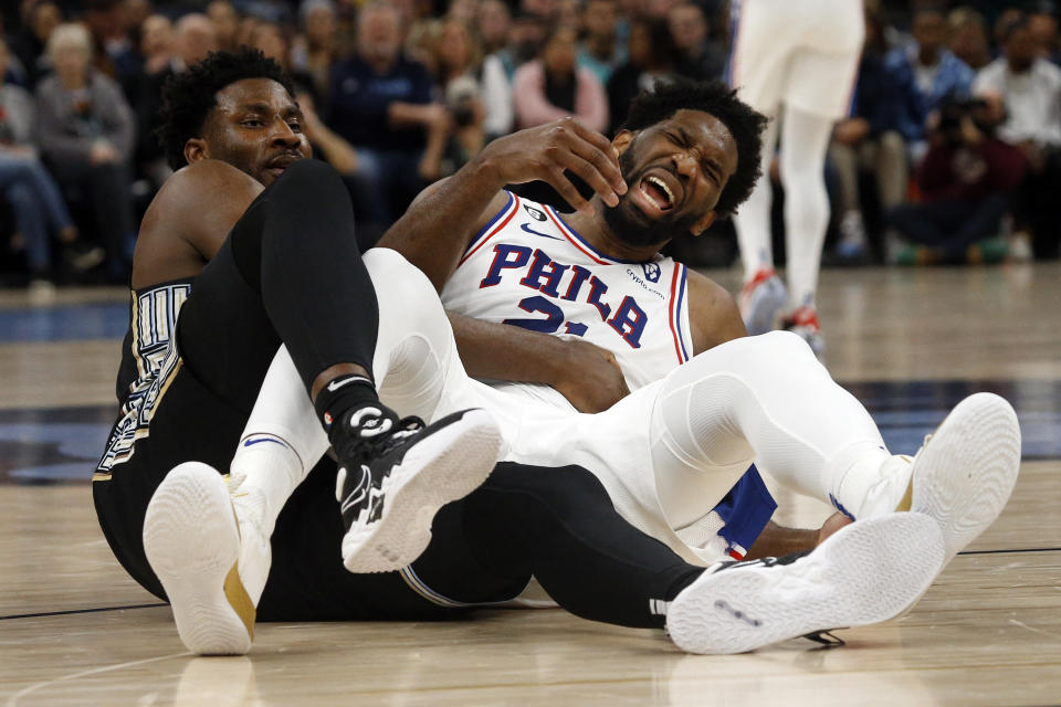 Środkowy 76ers, Joel Embiid (z prawej), subtelnie kwestionuje legitymację nowo koronowanego Obrońcy Roku Yarina Jacksona Jr. (Petre Thomas-USA TODAY Sports)