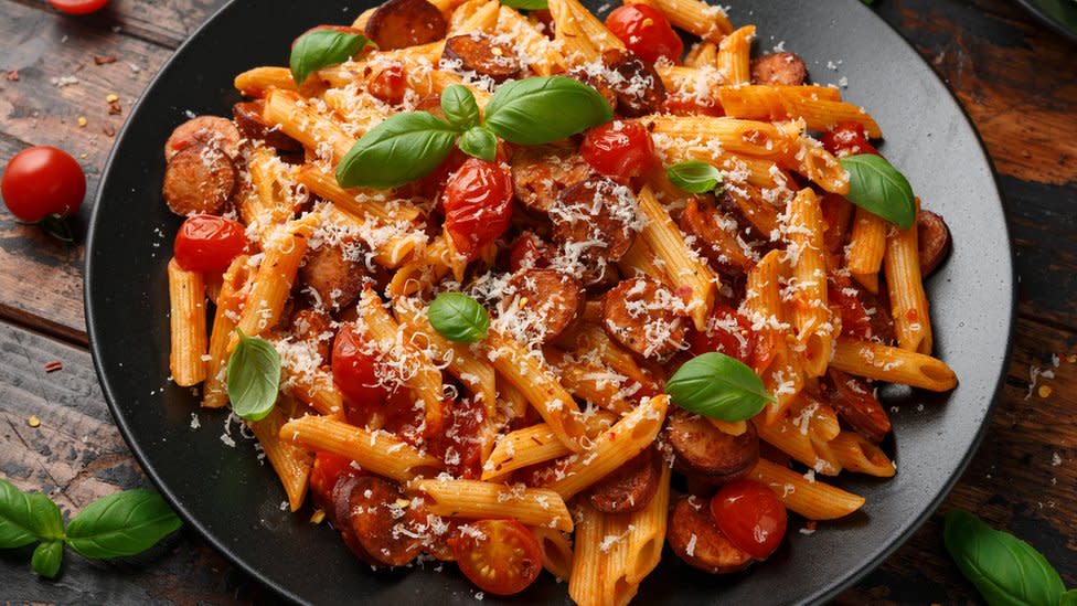 Un plato de pasta listo para ser comido.