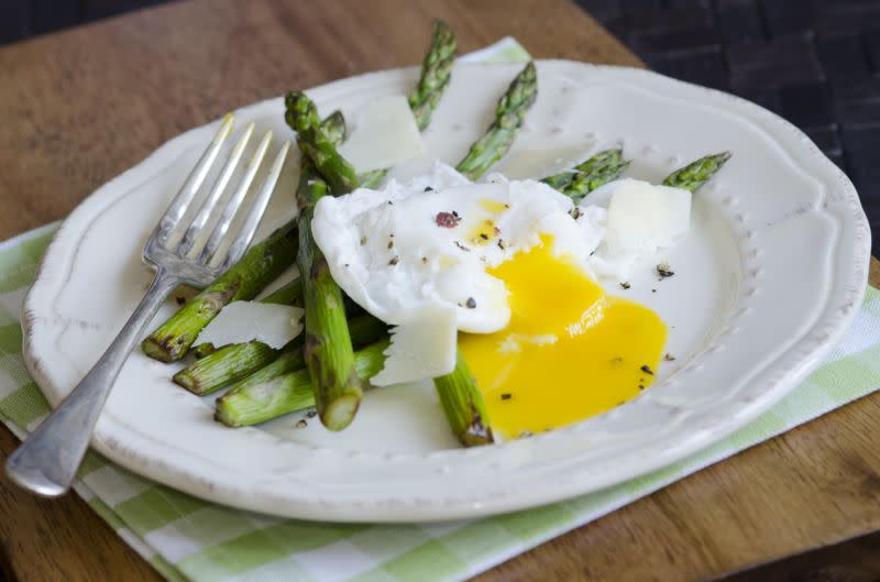 Gegrillter Spargel mit pochierten Eiern und Parmesanspänen ist eine weitere leckere Möglichkeit, das Gemüse zu verzehren. (Getty Images)