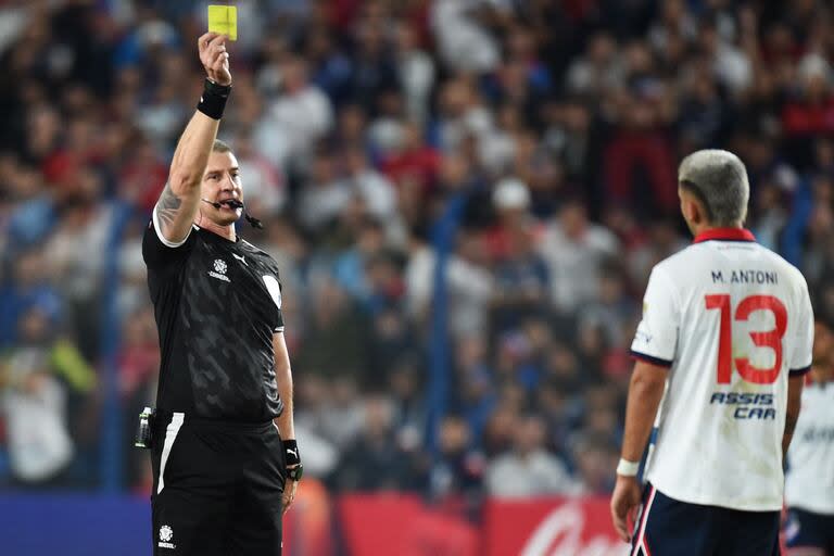 Anderson Daronco amonesta a Mateo Antoni, de Nacional, cuando el partido recién comenzaba y todavía no habían llegado las polémicas