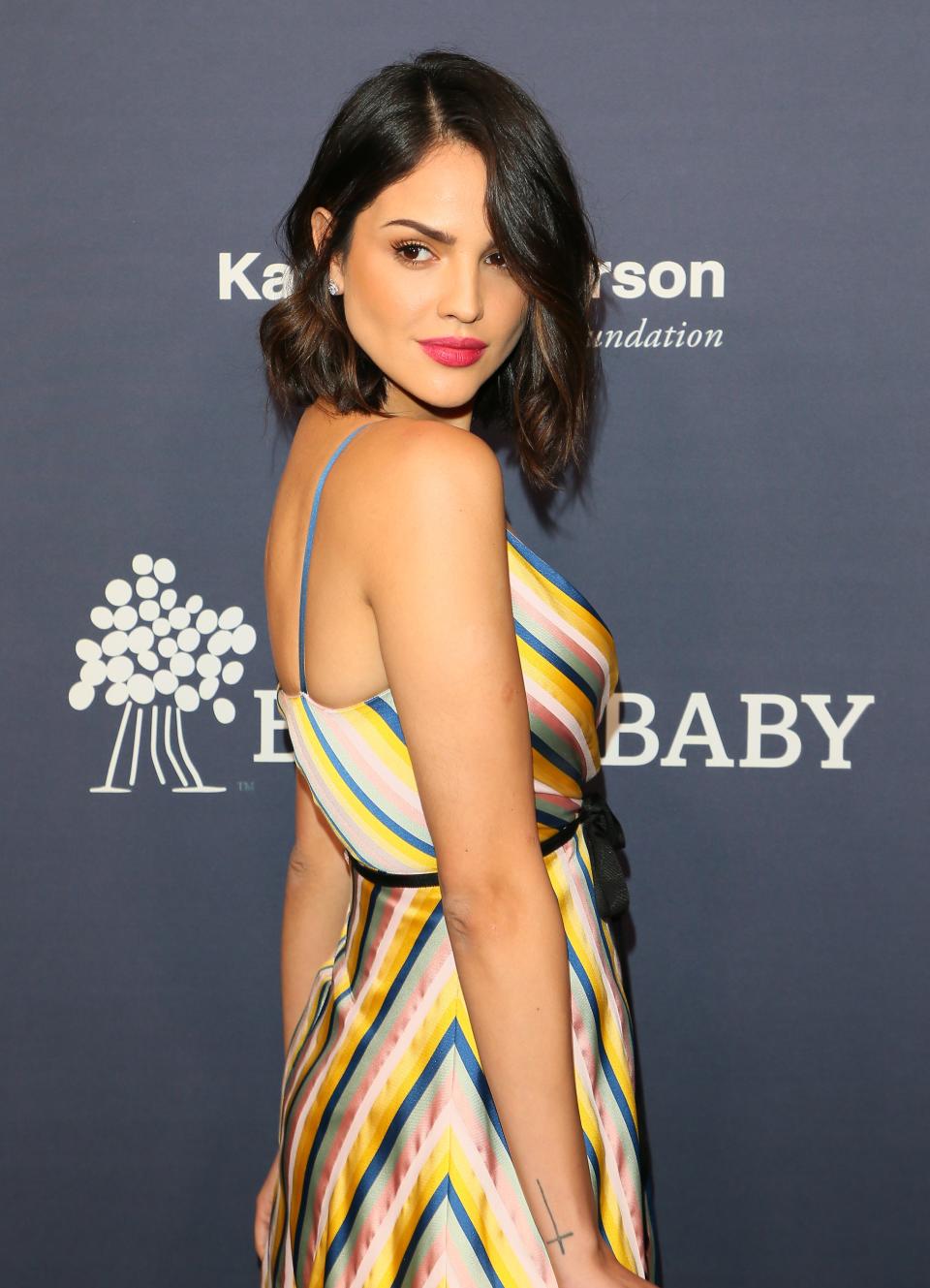 <p>Eiza González lució despampanante en la gala “Baby2Baby”, en Culver City, California, con este vestido multicolor con tremendo escote/Getty Images </p>