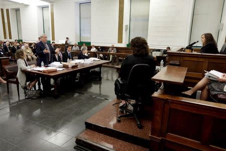 Attorney Steven Wise (2nd L), President of the animal rights group Nonhuman Rights Project, and Assistant Attorney General Christopher Coulston, (4th L) appear in front of Judge Barbara Jaffe (R) in New York State Supreme Court in the Manhattan borough of New York City May 27, 2015. REUTERS/Richard Drew/Pool