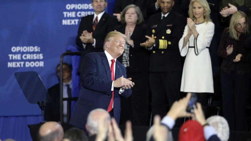 US-Präsident Donald Trump applaudiert im Manchester Community College nach seiner Rede zur Opioid-Krise im Land. Foto: Elise Amendola/AP