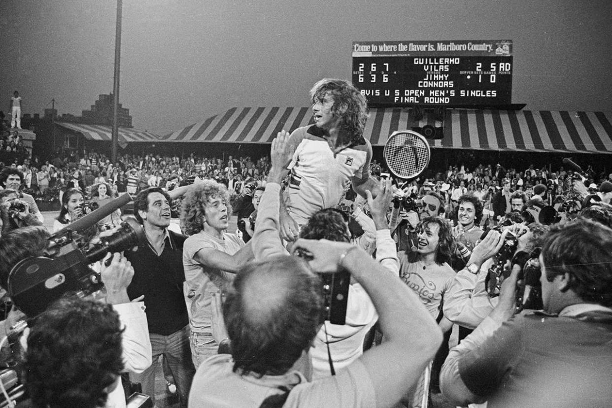 Histórico: Vilas, en andas en el court central del West Side, en Forest Hills, tras ganarle la final a Connors