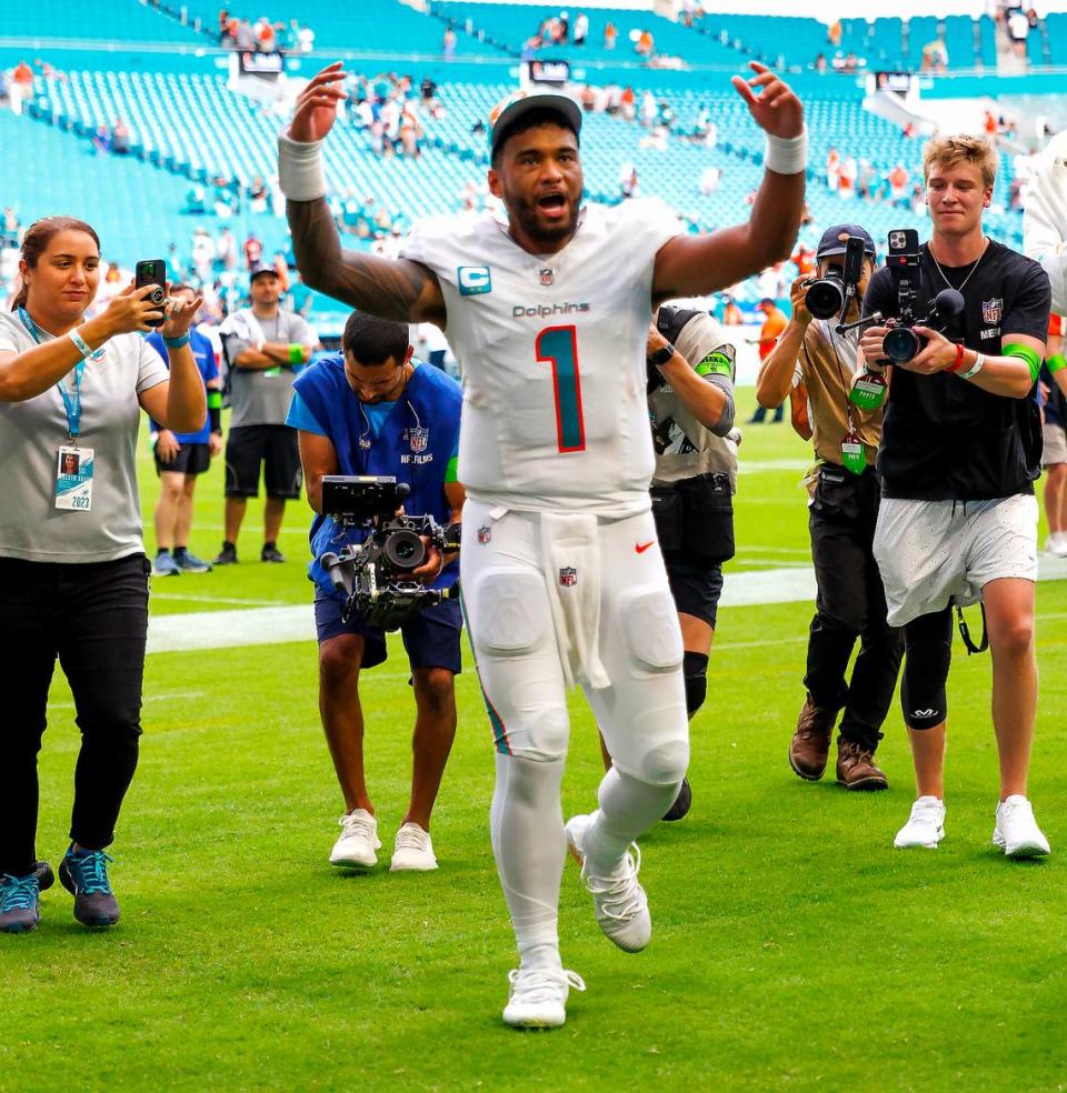 El quarterback de los Miami Dolphins, Tua Tagovailoa (1), celebra después de que los Dolphins derrotaron a los Denver Broncos 70-20 durante un partido de football de la NFL en el Hard Rock Stadium, el domingo 24 de septiembre de 2023, en Miami Gardens, Fl.