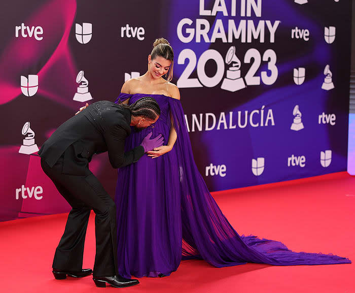 Maluma y su novia Susana posan por primera vez juntos y presumiendo de embarazo en los Grammy Latinos 2023