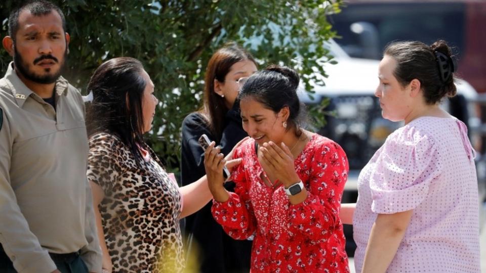 Familiares de estudiantes de una escuela primaria en Uvalde, Texas lloran luego de un tiroteo