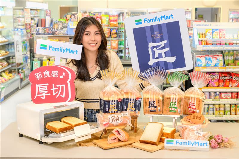 全家便利商店搶攻「白金商機」，推出超商第一款「厚切醇乳香土司」家庭號，每片土司厚度達2.8公分。（圖／超商業者提供）