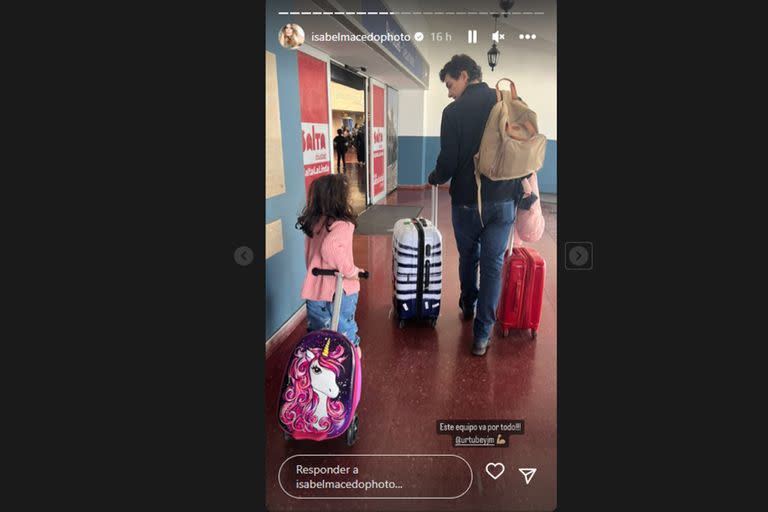 Juan Manuel Urtubey, junto a una de sus hijas, en el aeropuerto