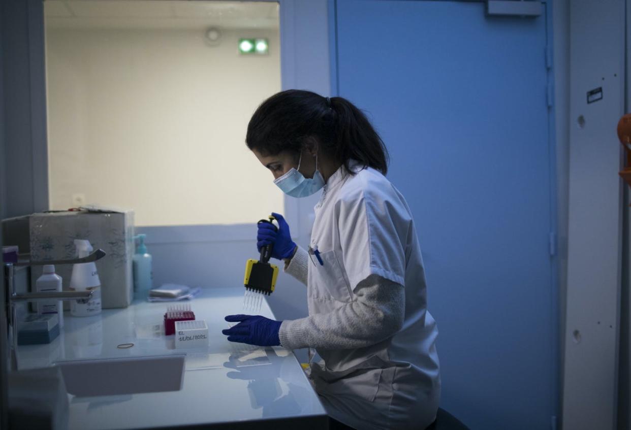 <span class="caption">Medical technician Amira Doudou prepares samples at the University Hospital Institute for Infectious Diseases in Marseille, France, Jan. 13, 2021, to study the highly contagious COVID-19 variant.</span> <span class="attribution"><span class="source">(AP Photo/Daniel Cole)</span></span>