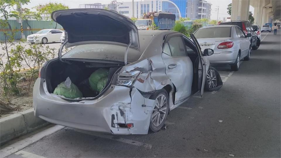 獨家！國道十號下方停車場成廢墟　多輛無牌報廢車停放環境髒亂