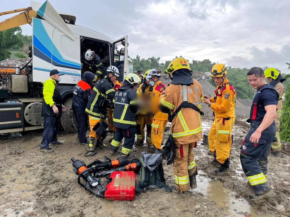 田寮區西德路土石場內貨車車斗翻覆 湖內警速馳赴協助救護。〈圖／記者翻攝〉