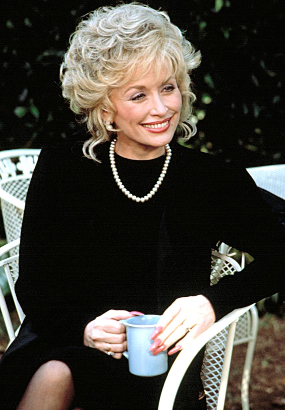 <h1 class="title">STEEL MAGNOLIAS, Dolly Parton</h1><cite class="credit">Courtesy Everett Collection</cite>