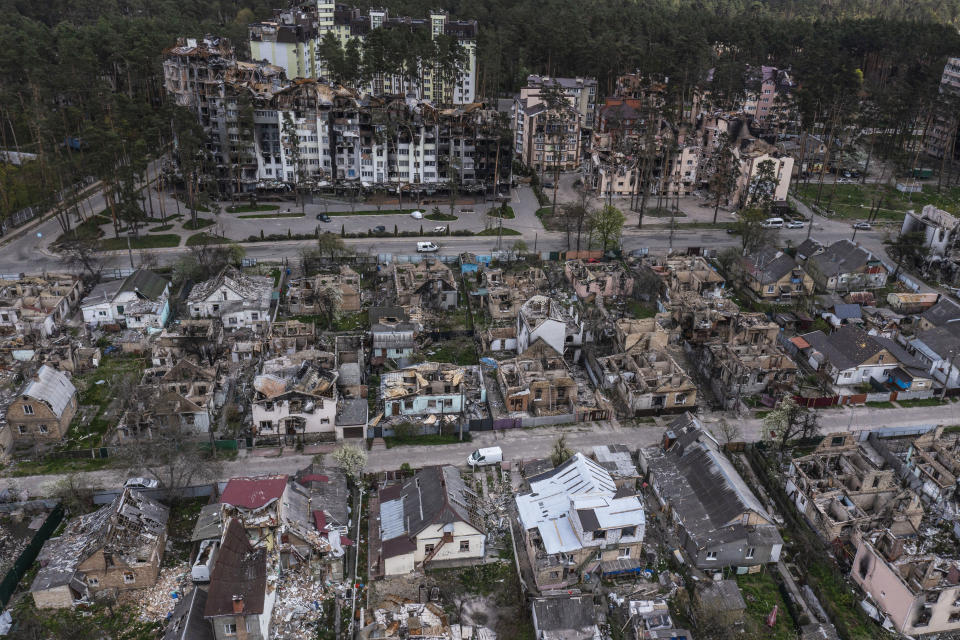 Edificios residenciales destruidos después de semanas de combate en Irpin, Ucrania, el 2 de mayo de 2022. (David Guttenfelder/The New York Times)