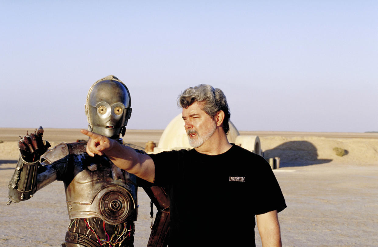 Anthony Daniels and George Lucas on location in Tunisia in 2000 (Photo: 20thCentFox/Courtesy Everett Collection)