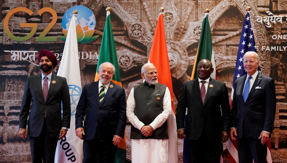 美國總統拜登(右1)與南非總統拉瑪佛沙(右2)、印度總理莫迪(中)和巴西總統魯拉(左2)等3國金磚集團領袖在G20峰會上合影。路透社