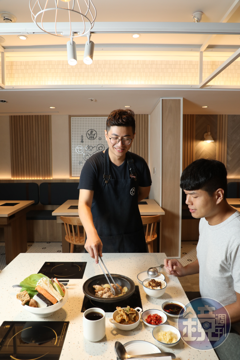 主廚邱羿淳（左）希望透過親切的桌邊服務，讓石頭火鍋能走出新的型態。