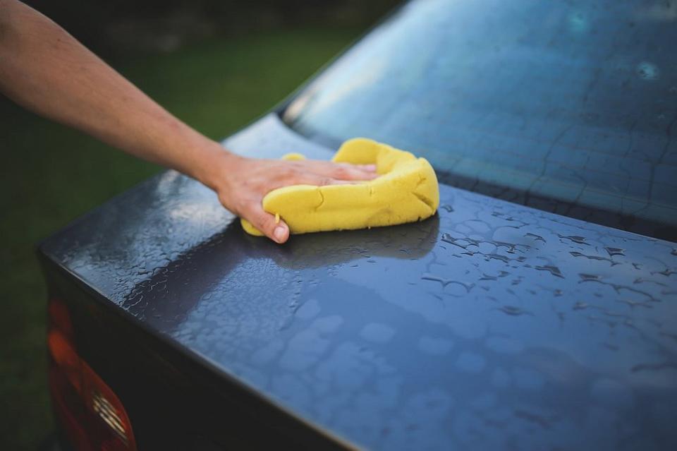 Washing a car is hard work, so why not make dad’s life a little easier by washing his car for him instead? — Picture from Pexels.com